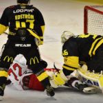 Positivt mot Västervik var i alla fall att det verkar som domarna inte vill öppna portarna till att man får börja köra över målvakterna och dömde bort detta mål. FOTO: RUNE ÅHLÉN