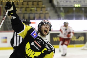 Per Helmersson jublar efter mål