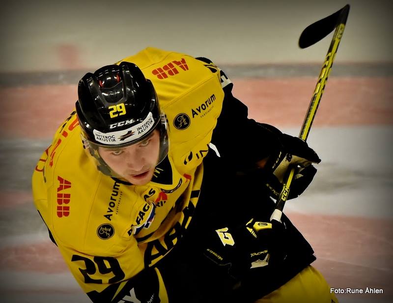 Jesper Andersson tar steg som fjärdecenter och vann 6 av 8 tek. FOTO: RUNE ÅHLÉN