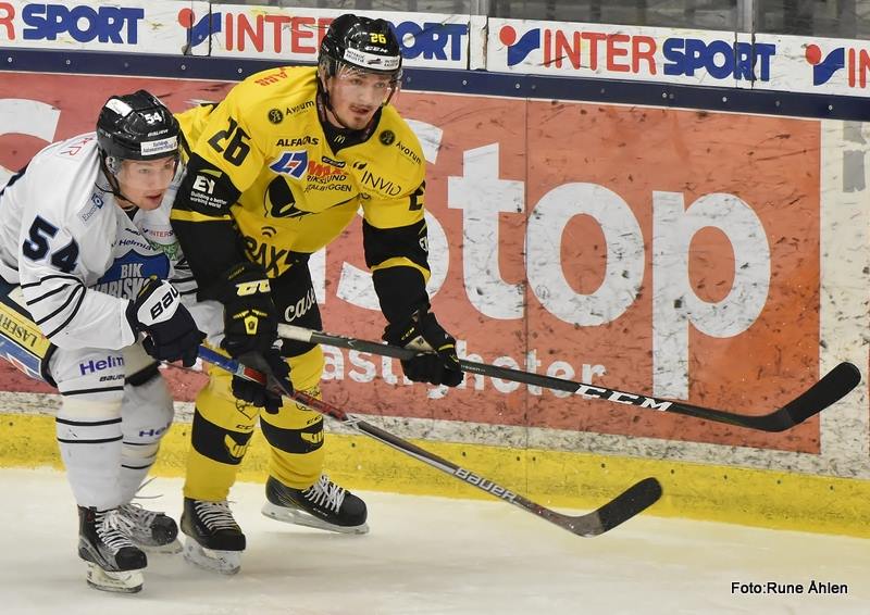 Larsson är kung i försvaret. FOTO: RUNE ÅHLÉN