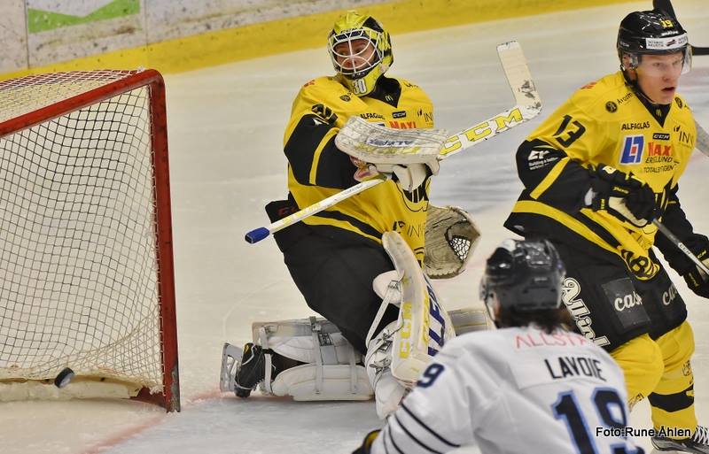 Lundberg räddade 40 skott, men här rasslade det. FOTO: RUNE ÅHLÉN