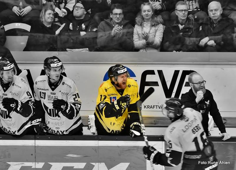 Fish visar glädje då Jonte Berg gjort sitt tredje för säsongen. FOTO: Rune Åhlén